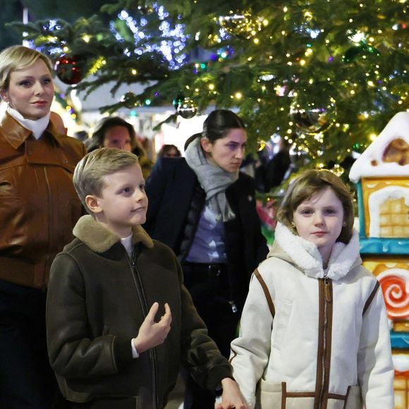 Une décontraction affichée tout au long de la déambulation royale

La princesse Charlene de Monaco avec ses enfants, le prince héréditaire Jacques et la princesse Gabriella, a Inauguré le traditionnel Marché de Noël de Monaco, le 6 décembre 2024. Ils étaient accompagné par le nouveau ministre d'Etat de la Principauté © JC VINAJ / Pool Monaco / Bestimage