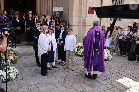Alexandra Labro (fille) - Sorties des obsèques de Philippe Labro en l'église de Saint-Germain-des-Prés à Paris le 13 juin 2025. © Dominique Jacovides - Christophe Clovis / Bestimage