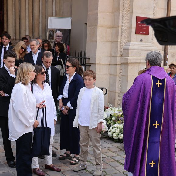 Alexandra Labro (fille) - Sorties des obsèques de Philippe Labro en l'église de Saint-Germain-des-Prés à Paris le 13 juin 2025. © Dominique Jacovides - Christophe Clovis / Bestimage