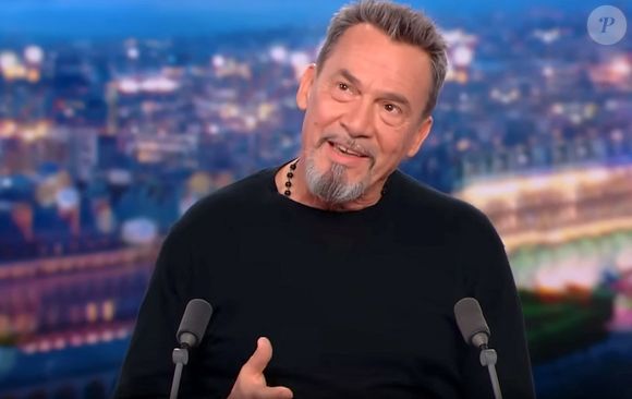 Florent Pagny, qui va beaucoup mieux, était l'invité de Gilles Bouleau aux 20 heures de TF1 le jeudi 16 novembre.
© Captute TV TF1 via Bestimage