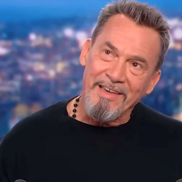 Florent Pagny, qui va beaucoup mieux, était l'invité de Gilles Bouleau aux 20 heures de TF1 le jeudi 16 novembre.
© Captute TV TF1 via Bestimage