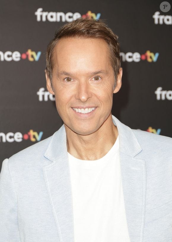 "Parce que si je commence à en manger, je vais prendre cinq kilos au bout d'un an. Donc, je suis fier de les avoir devant moi pendant 3h30 et de ne pas céder à la tentation"

Damien Thévenot au photocall de la conférence de presse de rentrée de France Télévisions à Paris, France, le 4 septembre 2024. © Coadic Guirec/Bestimage