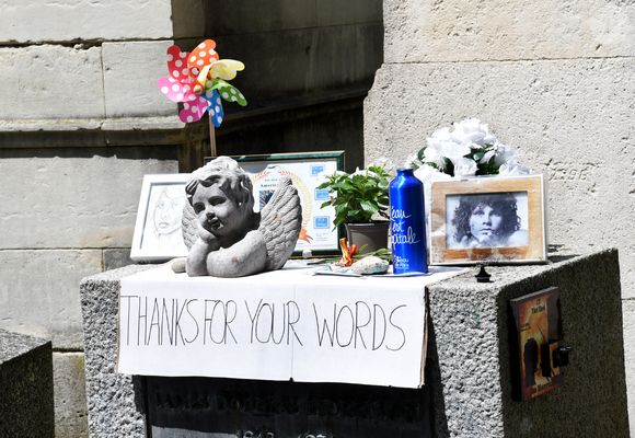 Illustration de la tombe de Jim Morrison (décédé le 3 juillet 1971) enterré au cimetière du Père-Lachaise à Paris. Le 4 juillet 2021. © Alain Apaydin/Bestimage