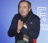 Grâce à ce festival, le comédien explique qu'il souhaite avant tout faire vivre son village et offrir du bonheur aux gens.

Patrick Timsit de la série "Les disparues de la gare". La 27e édition du Festival de la Fiction de La Rochelle, mardi 16 septembre 2025. 

© Christophe Aubert via Bestimage