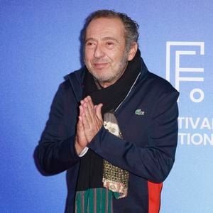 Grâce à ce festival, le comédien explique qu'il souhaite avant tout faire vivre son village et offrir du bonheur aux gens.

Patrick Timsit de la série "Les disparues de la gare". La 27e édition du Festival de la Fiction de La Rochelle, mardi 16 septembre 2025. 

© Christophe Aubert via Bestimage