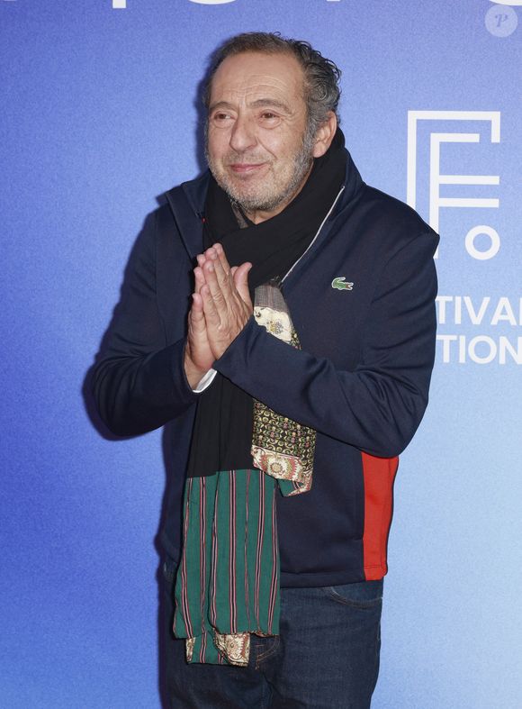 Grâce à ce festival, le comédien explique qu'il souhaite avant tout faire vivre son village et offrir du bonheur aux gens.

Patrick Timsit de la série "Les disparues de la gare". La 27e édition du Festival de la Fiction de La Rochelle, mardi 16 septembre 2025. 

© Christophe Aubert via Bestimage