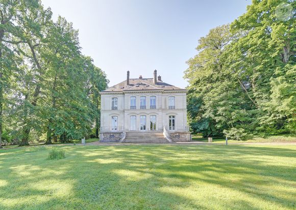 Exclusif - Située à Louveciennes, aux portes de Paris, sur le chemin des impressionnistes, cette belle demeure bourgeoise néo-classique, a été construite au milieu du XIXème siècle, appelée le "Domaine de Voisins", et ayant eu comme illustre propriétaire, Karl Lagerfeld. © Marc Ausset-Lacroix / Bestimage