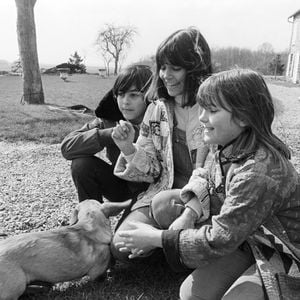En France, Chantal Goya dans sa propriété avec ses enfants Jean-Paul, 13 ans et Clarisse, 11 ans et leurs chiens le 9 avril 1979. Photo par LENOIR Jean - Archives