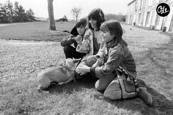 En France, Chantal Goya dans sa propriété avec ses enfants Jean-Paul, 13 ans et Clarisse, 11 ans et leurs chiens le 9 avril 1979.  Photo par LENOIR Jean - Archives