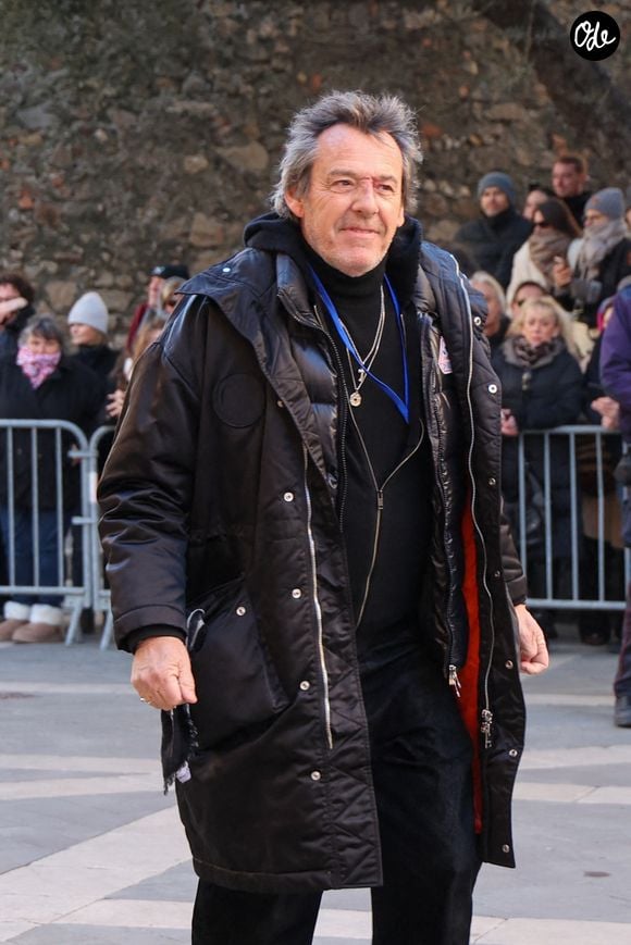 L'animateur a montré à Guillaume Pley son téléphone, avec le portrait de sa mère en fond d'écran. "Maman est toujours là" confie-t-il les larmes aux yeux.

Jean-Luc Reichmann aux funérailles de Brigitte Bardot à l'église paroissiale Notre-Dame-de-l'Assomption de Saint-Tropez, en France, le 7 janvier 2026.  © Jacovides-Moreau/Bestimage