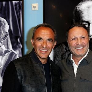 Arthur et Nikos Aliagas - Vernissage de l'exposition "Les grands âges", photographies de Nikos Aliagas au musée de l'Homme à Paris le 7 avril 2026. © Dominique Jacovides/Bestimage