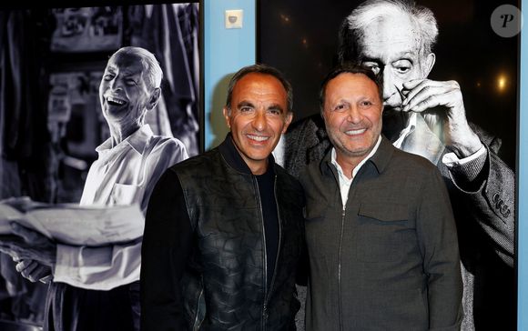 Arthur et Nikos Aliagas - Vernissage de l'exposition "Les grands âges", photographies de Nikos Aliagas au musée de l'Homme à Paris le 7 avril 2026. © Dominique Jacovides/Bestimage