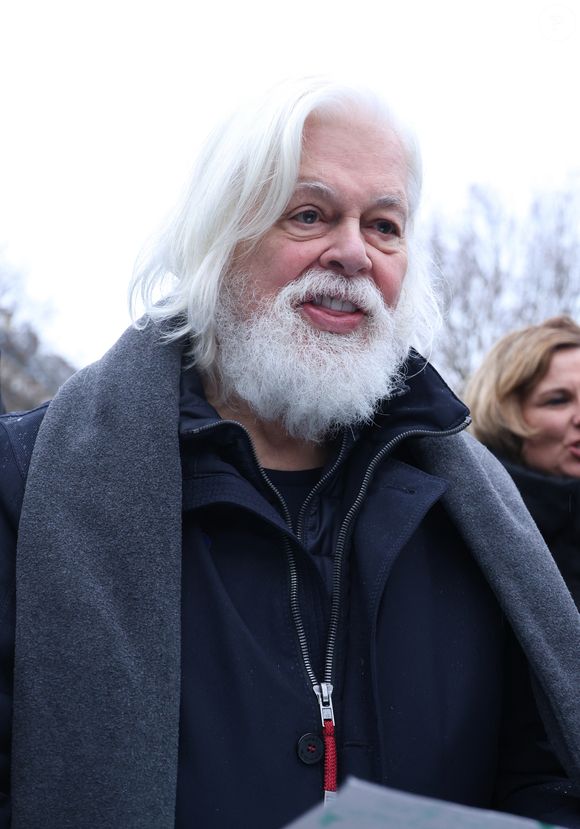 Paul Watson - 3 jours après sa libération d'une prison au Danemark où il aura séjourné 5 mois, le capitaine Paul Watson célèbre sa remise en liberté sur la place de la République à Paris en compagnie de Lamya Essemlali et Hugo Clément. Paris, le 21 décembre 2024.
© Denis Guignebourg/Bestimage