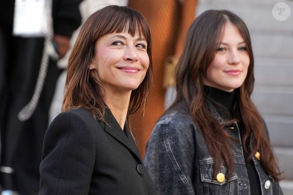 Après le cinéma, la jeune comédienne de 23 ans s’attaque à un terrain inconnu pour sa maman : le petit écran. Elle jouera dans "Temps mort", une mini-série signée France 2. 

Sophie Marceau et Juliette Lemley assistent au défilé Schiaparelli de la semaine de la haute couture printemps/été 2026 le 26 janvier 2026 à Paris, France.

© Lucia Sabatelli / Bestimage