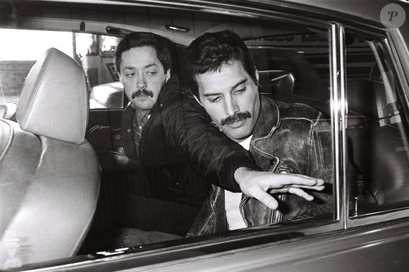 "Nous avons eu une relation très fusionnelle et très aimante de ma naissance à sa mort 15 ans plus tard (...) Il m’adorait et il était très attentionné", peut-on également lire.

Freddie Mercury en 1980.