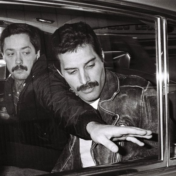 "Nous avons eu une relation très fusionnelle et très aimante de ma naissance à sa mort 15 ans plus tard (...) Il m’adorait et il était très attentionné", peut-on également lire.

Freddie Mercury en 1980.