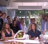 Aurélie Casse entourée de toute l'équipe de "C l'hebdo" pour le dernière de l'émission sur France 5 le samedi 5 juillet 2025 © France 5