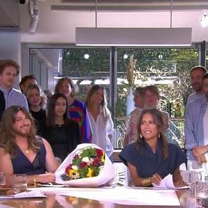 Aurélie Casse entourée de toute l'équipe de "C l'hebdo" pour le dernière de l'émission sur France 5 le samedi 5 juillet 2025 © France 5