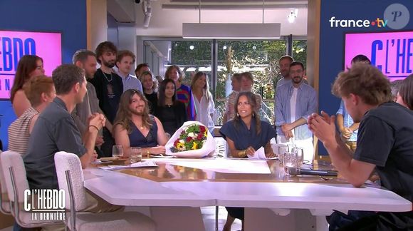 Aurélie Casse entourée de toute l'équipe de "C l'hebdo" pour le dernière de l'émission sur France 5 le samedi 5 juillet 2025 © France 5
