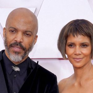 La preuve ? La mère de Nahla Ariela, née de sa relation avec Gabriel Aubry, et de Maceo, fils d’Olivier Martinez, s’est fiancée à son compagnon Van Hunt, comme elle l’a révélé lors de l’émission The Tonight Show Starring Jimmy Fallon.

Halle Berry et son compagnon Van Hunt - Photocall - 93ème cérémonie des Oscars dans la gare Union Station à Los Angeles, le 25 avril 2021. @Bestimage