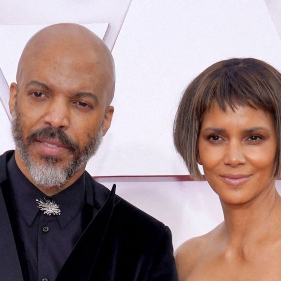 La preuve ? La mère de Nahla Ariela, née de sa relation avec Gabriel Aubry, et de Maceo, fils d’Olivier Martinez, s’est fiancée à son compagnon Van Hunt, comme elle l’a révélé lors de l’émission The Tonight Show Starring Jimmy Fallon.

Halle Berry et son compagnon Van Hunt - Photocall - 93ème cérémonie des Oscars dans la gare Union Station à Los Angeles, le 25 avril 2021. @Bestimage