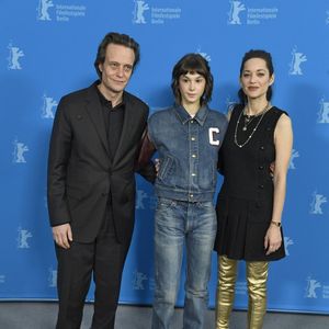Avec sa tenue chic et élégante, Marion Cotillard a presque volé la vedette à ses camarades du film.

August Diehl, Clara Pacini et Marion Cotillard au photocall du film "The Ice Tower" lors de la 75ème édition du festival international du film de Berlin, le 16 février 2025.

Photo : Action Press / Bestimage