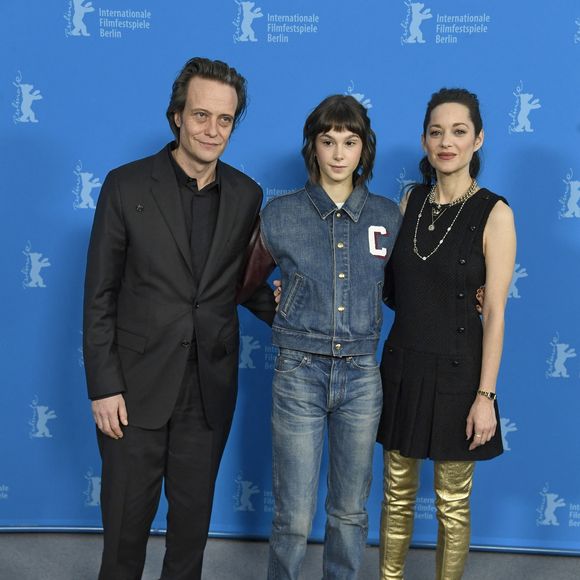 Avec sa tenue chic et élégante, Marion Cotillard a presque volé la vedette à ses camarades du film.

August Diehl, Clara Pacini et Marion Cotillard au photocall du film "The Ice Tower" lors de la 75ème édition du festival international du film de Berlin, le 16 février 2025.

Photo : Action Press / Bestimage