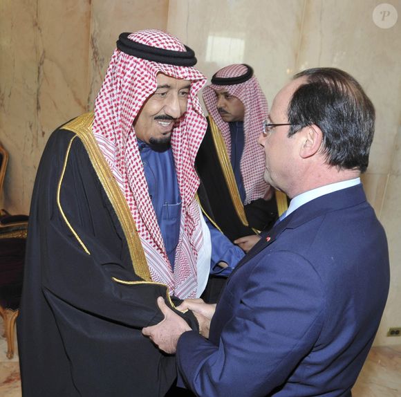 Francois Hollande est accueilli par le prince Salmane ben Abdelaziz Al Saoud lors de son arrivée à Riyad en Arabie Saoudite le 29 décembre 2013. Bestimage