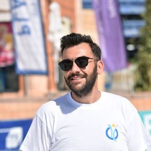 Ce changement de vie radical a notamment débuté avec la rentrée scolaire de septembre 2021.

Exclusif - Laurent Ournac, parrain de la Ligue Contre l'Obésité participe à un tournoi de beach tennis à l'Odysseum de Montpellier. Le 11 septembre 2016 © Giancarlo Gorassini / Bestimage