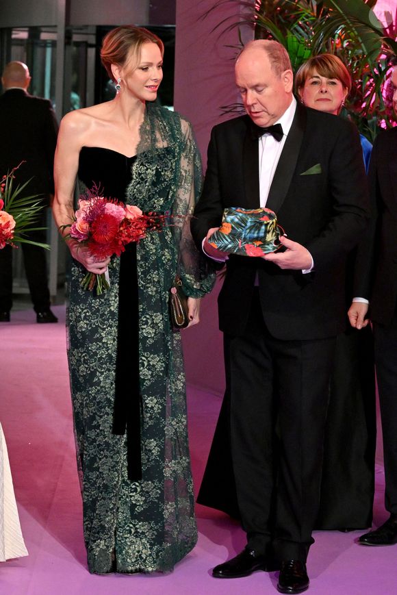 La femme du prince Albert a opté pour une création Dolce & Gabbana en dentelle de couleur vert grenat.

La princesse Charlene de Monaco et le prince Albert II de Monaco durant la 69ème édition du Bal de la Rose dans la Salle des Étoiles du Sporting Monte-Carlo à Monaco, le 29 mars 2025.
 © Bruno Bebert / Pool Monaco / Bestimage