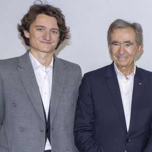 Jean Arnault et Bernard Arnault au Greeting du défilé de mode féminine Dior printemps-été 2025 lors de la Fashion Week de Paris (PFW), à Paris, France, le 24 septembre 2024. © Olivier Borde/Bestimage