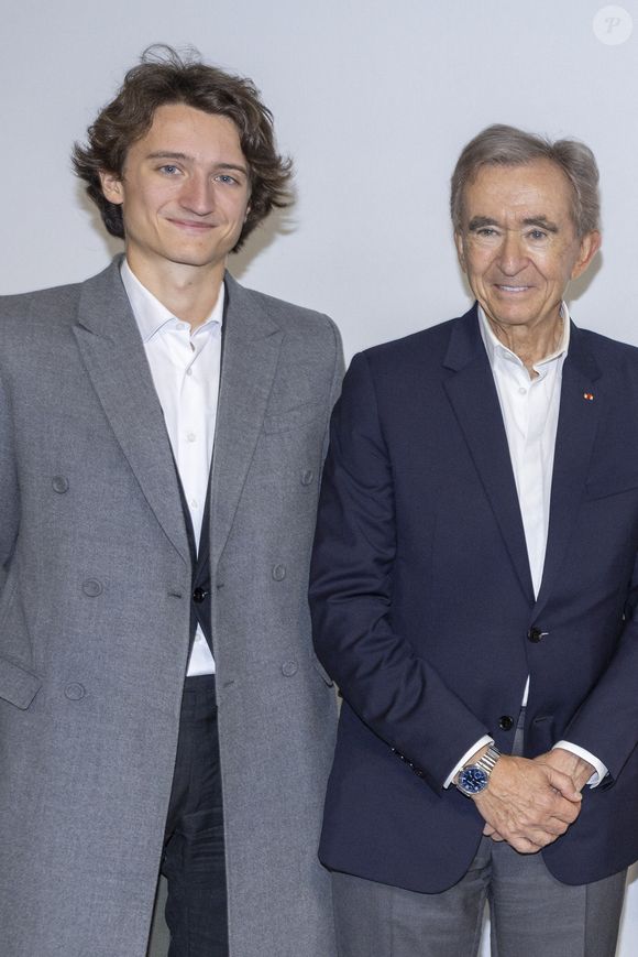 Jean Arnault et Bernard Arnault au Greeting du défilé de mode féminine Dior printemps-été 2025 lors de la Fashion Week de Paris (PFW), à Paris, France, le 24 septembre 2024. © Olivier Borde/Bestimage