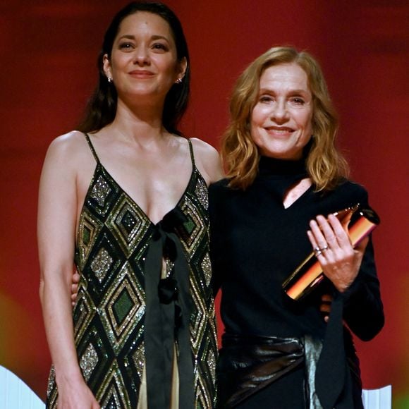 Isabelle Huppert reçoit le prix d'honneur des mains de Marion Cotillard lors de la cérémonie d'ouverture du 4e Festival international du film « Nouvelles Vagues » de Biarritz, le 23 juin 2026 à Biarritz, en France.Photo de Franck Castel/ABACAPRESS.COM