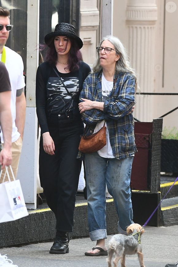 Maman de deux enfants, Patti Smith assure qu'il n'y a pas lieu de s'inquiéter

Patti Smith et sa fille Jesse Smith se promènent dans les rues de New York. Le 2 juin 2024

©Backgrid USA / Bestimage