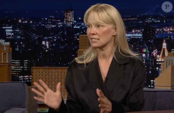 La comédienne a raconté que l'homme a été maîtrisé et menotté à son siège par l'hôtesse de l'air afin qu'il ne représente plus aucun danger.

Pamela Anderson invitée sur le plateau de l'émission de Jimmy Fallon sur NBC