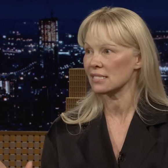 La comédienne a raconté que l'homme a été maîtrisé et menotté à son siège par l'hôtesse de l'air afin qu'il ne représente plus aucun danger.

Pamela Anderson invitée sur le plateau de l'émission de Jimmy Fallon sur NBC