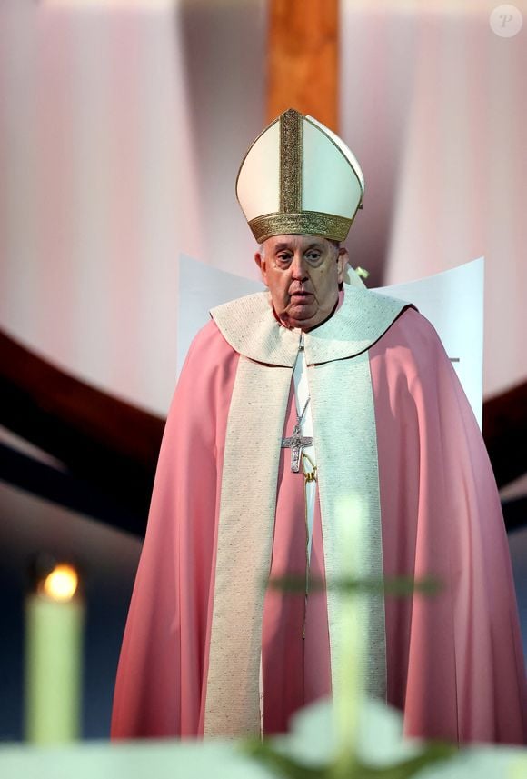 Le pape François célèbre une messe exceptionnelle au théâtre de verdure du Casone, place d'Austerlitz, à Ajaccio (Corse)  le 15 décembre 2024. © Dominique Jacovides / Bestimage
Pope Francis celebrates a special mass at the Théâtre de Verdure du Casone, Place d'Austerlitz, in Ajaccio on 15 December 2024. © Dominique Jacovides/Bestimage