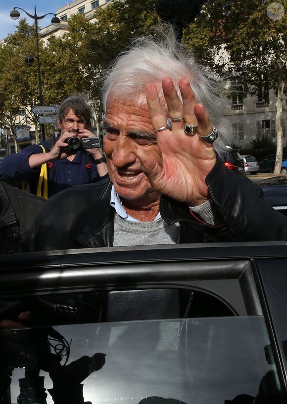 En cause : l'héritage du patriarche, qui a notamment investi dans la pierre.

Jean Paul Belmondo - Les célébrités et la famille quittent l'église Saint François-Xavier après les Obsèques du comédien Jean Piat à Paris le 21 septembre 2018. AGENCE / BESTIMAGE