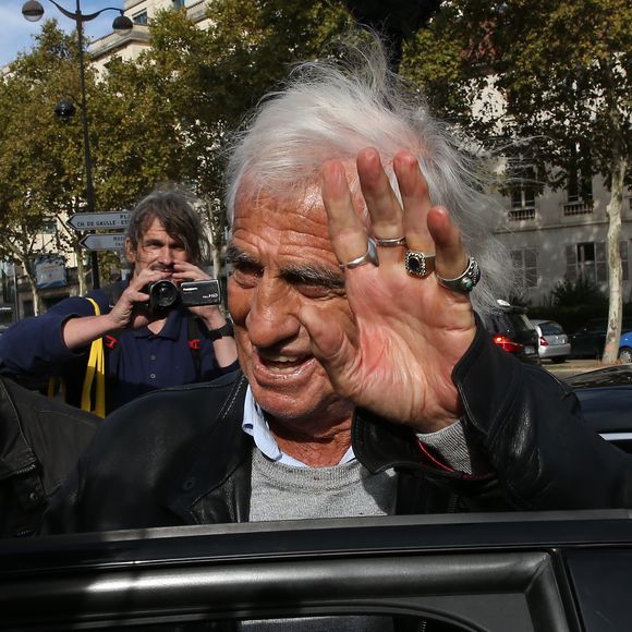 En cause : l'héritage du patriarche, qui a notamment investi dans la pierre.

Jean Paul Belmondo - Les célébrités et la famille quittent l'église Saint François-Xavier après les Obsèques du comédien Jean Piat à Paris le 21 septembre 2018. AGENCE / BESTIMAGE