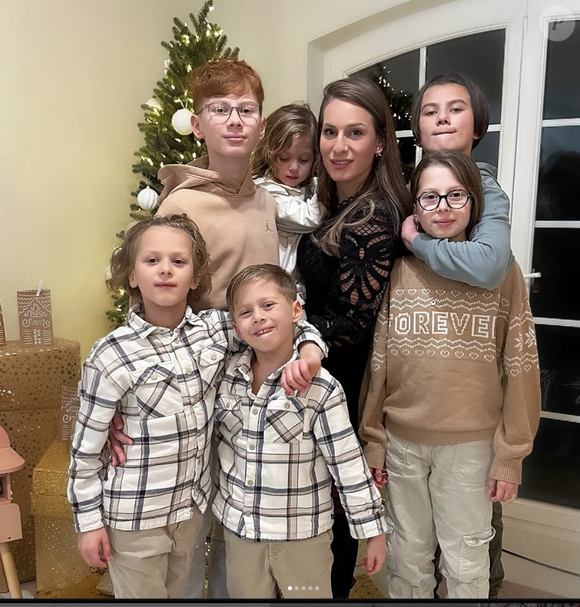 Mais depuis, elle porte toujours le nom de ce dernier sur les réseaux sociaux.

Camille Santoro avec ses six enfants - Instagram, 29 décembre 2024