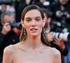 La chanteuse était ravissante dans une robe bustier
Charlotte Cardin assiste à la projection de "The Mastermind" au 78ème Festival de Cannes à Cannes, France, le 23 mai 2025. Photo de Julien Reynaud/APS-Medias/ABACAPRESS.COM