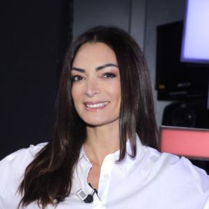 "Mais quand l’amour est aussi fort, impossible de le cacher. Alors aujourd’hui, je choisis de partager ce bonheur avec le monde", note-t-elle, en ajoutant "Amour inévitable" et "Bonheur affiché", qui montrent à quel point elle semble heureuse avec ce bel inconnu.

Portrait de Emilie Nef Naf lors de l'enregistrement de l'émission "Chez Jordan de Luxe" à Paris. Le 3 octobre 2023. © Cédric Perrin / Bestimage