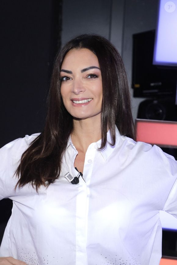 "Mais quand l’amour est aussi fort, impossible de le cacher. Alors aujourd’hui, je choisis de partager ce bonheur avec le monde", note-t-elle, en ajoutant "Amour inévitable" et "Bonheur affiché", qui montrent à quel point elle semble heureuse avec ce bel inconnu.

Portrait de Emilie Nef Naf lors de l'enregistrement de l'émission "Chez Jordan de Luxe" à Paris. Le 3 octobre 2023. © Cédric Perrin / Bestimage