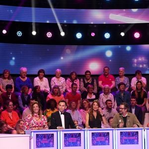 Exclusif - Eve Angeli, Jordan Deluxe, Ariane Brodier, Chicandier, Isabelle Morini-Bosc, Gilles Verdez, lors de l'enregistrement de l'émission On Connait La Chanson Années 90, présentée par L.Boccolini et diffusée le 19 mai 2026 sur W9, à Paris, France, le 8 avril 2026. © Jack Tribeca/Bestimage