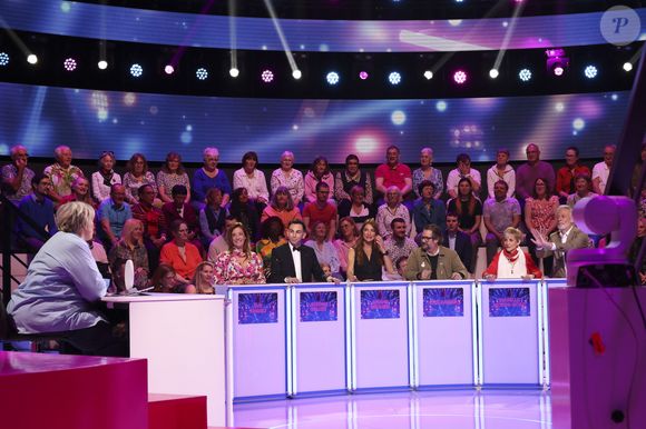 Exclusif - Eve Angeli, Jordan Deluxe, Ariane Brodier, Chicandier, Isabelle Morini-Bosc, Gilles Verdez, lors de l'enregistrement de l'émission On Connait La Chanson Années 90, présentée par L.Boccolini et diffusée le 19 mai 2026 sur W9, à Paris, France, le 8 avril 2026. © Jack Tribeca/Bestimage
