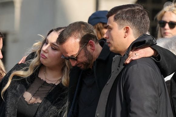 Milla Savarese, la fille de la défunte, le veuf Michel Ferracci  et son fils Enzo Ferracci à la sortie des obsèques d'Emilie Dequenne au cimetière Père Lachaise à Paris, France, le 26 mars 2025. © Cyril Moreau/Bestimage