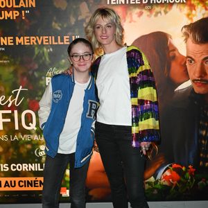 "Depuis quelque temps déjà tu es plus grand que moi. Parfois plus mature aussi", a-t-elle confié. 

Sara Mortensen et son fils au photocall de l'avant-première du film "C'est Magnifique !" au cinéma UGC Ciné Cité Les Halles à Paris le 31 mai 2022.

© Coadic Guirec / Bestimage