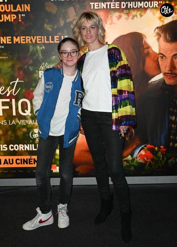 "Depuis quelque temps déjà tu es plus grand que moi. Parfois plus mature aussi", a-t-elle confié. 

Sara Mortensen et son fils au photocall de l'avant-première du film "C'est Magnifique !" au cinéma UGC Ciné Cité Les Halles à Paris le 31 mai 2022.

© Coadic Guirec / Bestimage
