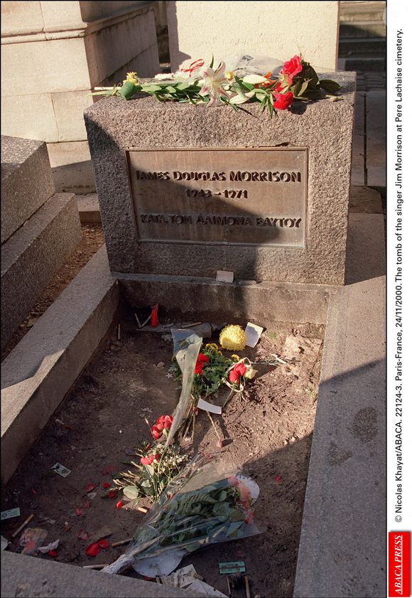 © Nicolas Khayat/ABACA. Paris-France, 24/11/2000. La tombe du chanteur Jim Morrison au cimetière du Père Lachaise.