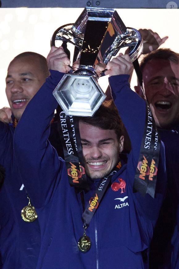 Antoine Dupont avec le trophée du tournoi des Six Nations - La France domine l'Ecosse (35-16) et remporte le Tournoi des 6 Nations au Stade de France à Saint-Denis, Seine Saint-Denis, France, le 15 mars 2025. © Cyril Moreau/Bestimage